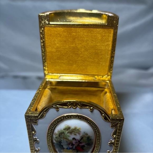Taj Importing Co Japan White & Gold Enamel Metal Musical Jewelry Box Retail 200$ - Picture 4 of 15